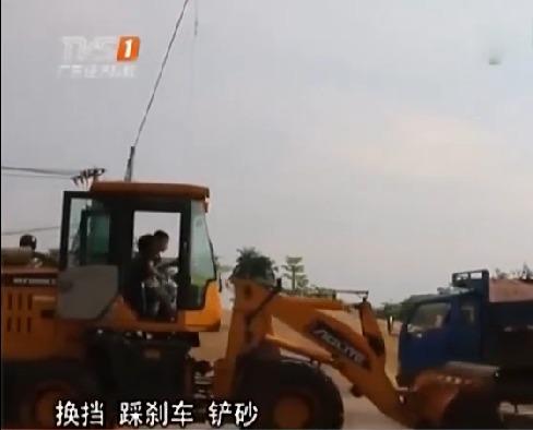 小孩铲车视频,小玩家驾驶铲车欢乐时光